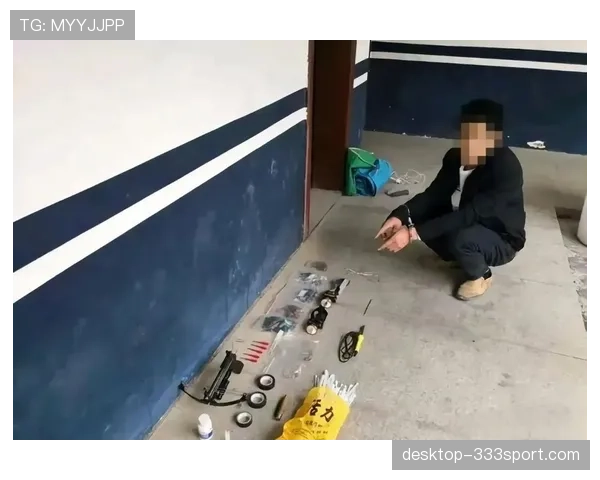 拉人犯规判定要点:手臂抓扯与合理对抗的界限 拉人犯规判定要点:手臂抓扯与合理对抗的界限