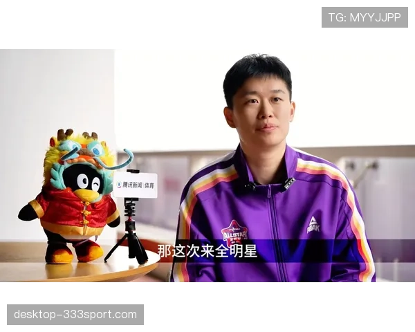 覃海洋街头照，笑着拎着一个看着比我半年房租还贵的袋子